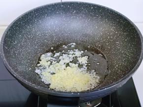 起油锅，加入姜蒜末小火炒香。