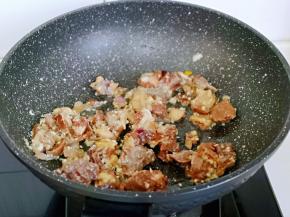 加入牛肉块，煸炒至变色。