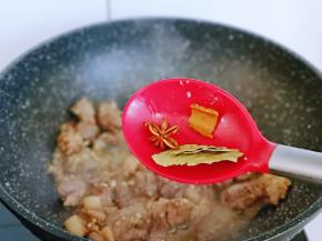 加入香味，八角，桂皮煸炒。