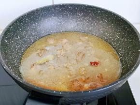 加入纯净水，适当多一点，因为要炖的久一点，大约炖了40分钟，口感酥烂即可，时间自己掌握。