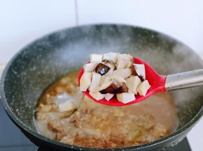 加入焯水的香菇，再炖10分钟。