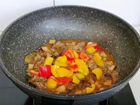 加入彩椒，按个人口味加入盐。