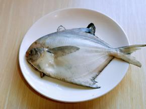 首先将金鲳鱼去掉鱼鳃，内脏，洗干净。