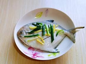 切好的葱姜放在鱼身上，肚子里。