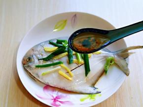 加入料酒。(去腥)