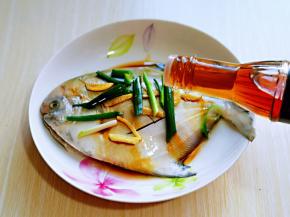 加入蒸鱼豉油。(提鲜)