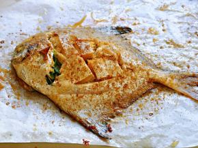 30分钟后取出烤盘，撒上孜然粉，再次送入烤箱，烤8-10分钟。