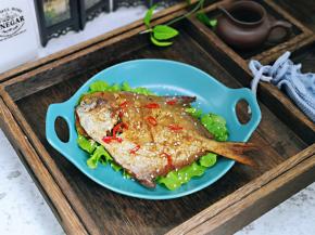 香味扑鼻的烤金鲳鱼出炉啦！