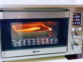 放入烤盘中，入烤箱中层，上管200度，下管195度烤5-8分钟，将茄子烤软。