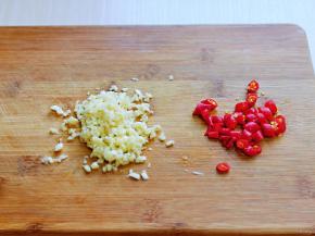 蒜去皮切碎，辣椒去根切段。