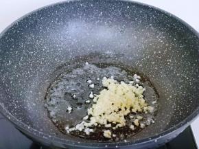 起油锅，加入蒜炒香。