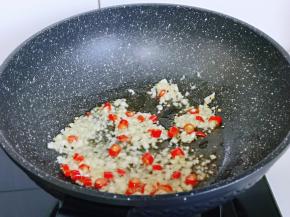 再加入辣椒，快速翻炒2分钟。