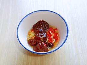 将蒜蓉辣酱盛出装入碗中，加入辣酱。