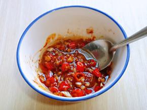 用勺子搅拌均匀。