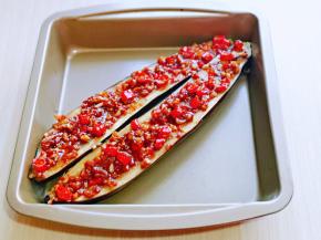 这时茄子也烤好了，取出，将辣酱均匀的铺在茄子上，如图。