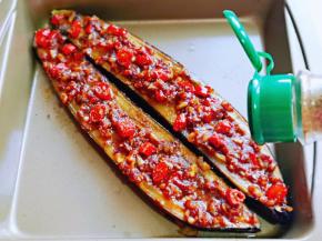 15分钟后取出，刷上一层油，再撒上孜然粉。