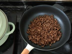 锅里不用放油，直接下萝卜干炒干水分然后盛出来。