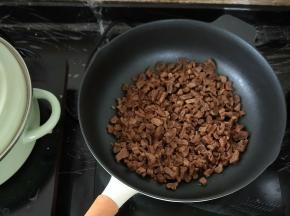 锅里不用放油，直接下萝卜干炒干水分然后盛出来。