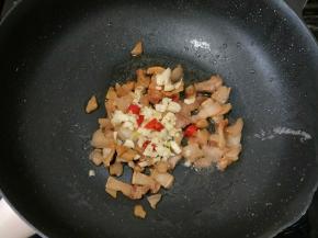 然后加入蒜头和辣椒，翻炒均匀。