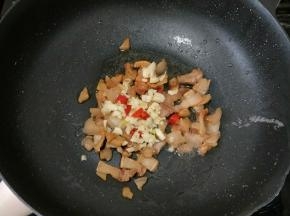 然后加入蒜头和辣椒，翻炒均匀。
