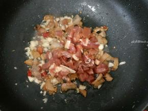 接着倒入猪肉。