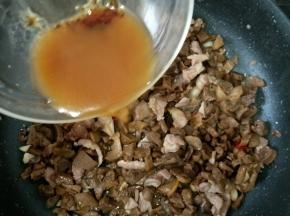 耗油用适量水化开，再加酱油、淀粉和一丢丢白糖，然后把调好的汁倒入萝卜干。