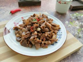 翻炒均匀再焖一分钟出锅，最后撒点葱花。