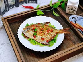 撒上白芝麻与红辣椒点缀。