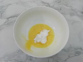 然后把白糖放入搅拌均匀