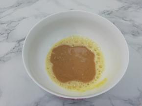 放入花生酱嗯，搅拌均匀