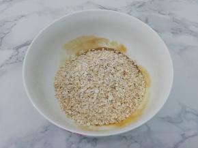 把速食燕麦片放入，带一次性手套拌均匀