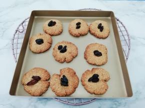 烤好的饼干取出