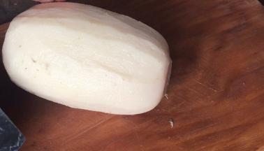 莲藕洗净去皮，切两半