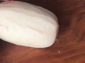 莲藕洗净去皮，切两半