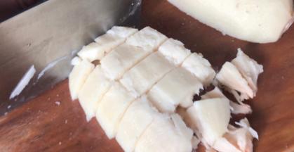 用菜刀用力拍碎，再切成小块