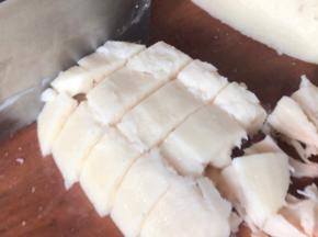 用菜刀用力拍碎，再切成小块