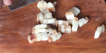 肥肉洗净切成小块