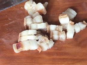 肥肉洗净切成小块