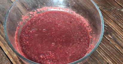 蒸肉粉倒入碗中，加入2倍冷水浸泡一小时