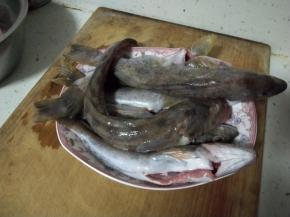 海鲜市场的杂拌鱼，老板会给处理干净，回来冲洗一下就可以了。