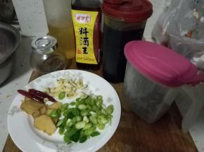准备好全部的配料，葱姜蒜洗净切好。