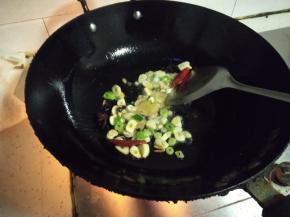 加入干辣椒、葱姜蒜炒香，葱末只加进去一半就可以了。