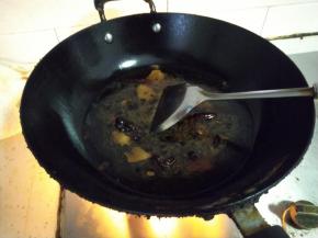 倒入三碗水，加入食盐跟白糖。