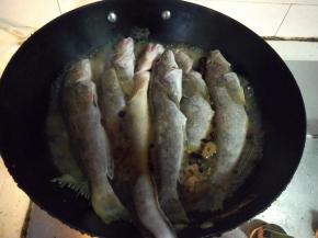 当汤水微微沸腾时，加入杂拌鱼。