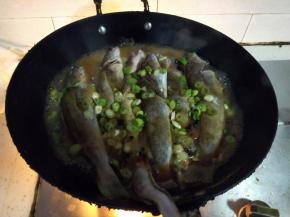 在表面在淋上一点生抽酱油，撒上葱花。