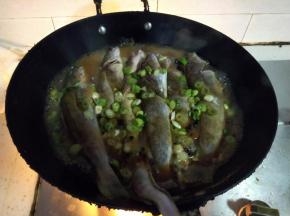 在表面在淋上一点生抽酱油，撒上葱花。