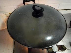 盖上锅盖，转小火慢慢焖15-20分钟。