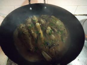 大约到时间后，再撒上一点葱花，盖上盖子，关火。