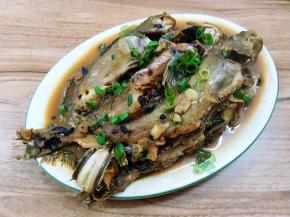 关火后，继续焖5分钟，然后再装盘，就可以上桌了，准备点香菜，撒在表面最佳哟。