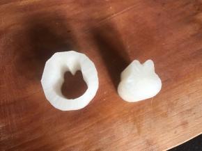 用切花模具把白萝卜的内部切成空心